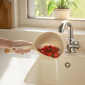 Cucharón de agua de plástico engrosado para cocina doméstica con diseño de estilo flotante para lavar el cabello de niños y regar plantas - Product Image 2