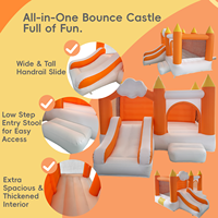 Château gonflable avec toboggan, orange et blanc, pour enfants, idéal pour les fêtes, location, intérieur et extérieur.