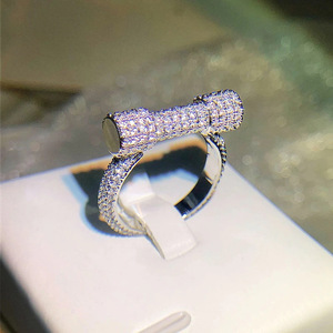 Anello a forma di manubrio geometrico per donna, gioiello da dito creativo e alla moda con stile scintillante. - Product Image 1