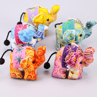 Thai Tissu Art Éléphant Broderie Animal En Peluche Jouet Unique Porte-clés Conception En Peluche Porte-clés Pendentif Sac Ornement