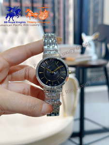 Reloj de acero inoxidable en tono plateado con esfera verde Sunburst y bisel de cristal - Product Image 2