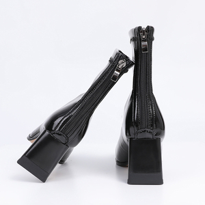 Chaussures personnalisées Nouveautés Mode Fermeture éclair Bottes courtes en cuir noir pour femmes Talon épais Bottes pour femmes Bottes d'hiver à la cheville pour femmes - Product Image 3