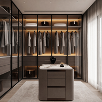 Système de dressing autoportant moderne sur mesure avec portes vitrées, cadre métallique, éclairage LED et îlot en marbre pour dressing et salon
