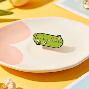 Spilla in smalto 'Come On Let's Wander' con motivi Natura, Esterno, Erba Verde, Api, Farfalle, per Zaino, Bavero, Gioiello, Regalo per Amici - Product Image 2