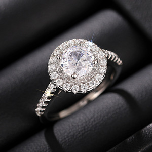 Anello di Lusso Rotondo con Pavé per Donne, Elegante Gioiello Geometrico da Matrimonio - Product Image 1