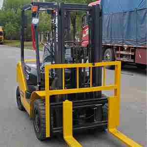 Montacargas Komatsu 4x4 con Motor Diésel, Capacidad de 2.5T, Mástil de Dos Etapas, Desplazamiento Lateral, Uso Industrial - Product Image 6