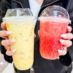 Gobelet jetable grand volume en PET <span class=keywords><strong>de</strong></span> 95 mm, forme diamant, pour boissons froides, avec couvercle dôme et impression <span class=keywords><strong>de</strong></span> logo personnalisé, idéal pour jus, vodka et autres boissons en magasin. - Product Image 1