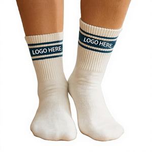 Chaussettes de sport unisexes en tricot à ressort avec logo personnalisé en gros - Chaussettes respirantes et écologiques pour le volleyball et l'entraînement - Product Image 1