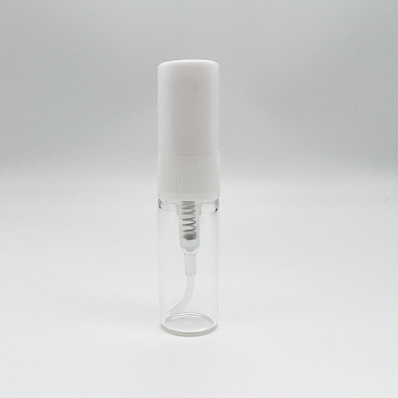 ขวดใสพร้อมปั๊มสีขาว