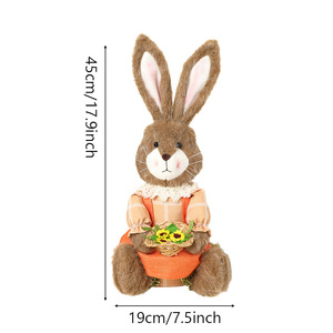 Ensemble de décorations de Pâques : Lapin en peluche assis marron moelleux avec panier de carottes et fleurs pour la maison ou comme cadeau - Product Image 2