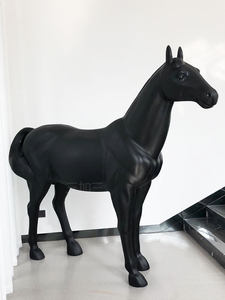 Sculpture de cheval en fibre de verre, décoration de sol, design moderne et simple, faite à la main pour jardin, salon, KTV et cour - Product Image 1
