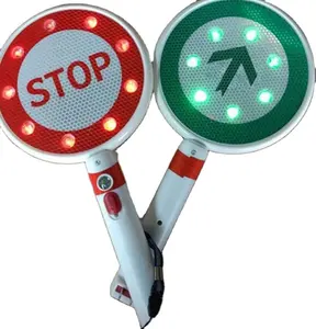 Panneau de contrôle du trafic au passage à niveau à piles portable led stop go light handhold paddle light