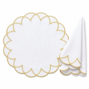 Napperons ronds blancs élégants avec bord festonné brodé or, en coton, pour la décoration de table, serviettes faites à la main, lavables en machine - Product Image 1