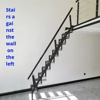 Escalier en verre rétractable moderne de type loft duplex intérieur/extérieur avec garde-corps en verre mural, accès au loft latéral du deuxième étage