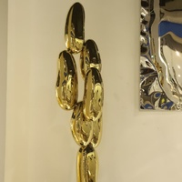 Sculpture élégante en acier inoxydable à effet galets empilés, finition polie miroir avec base en marbre noir