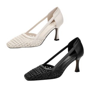 Chaussures plates à enfiler en cuir tressé pour femmes avec découpes uniques, talon chaton, <span class=keywords><strong>bout</strong></span> carré – Vente en gros OEM ODM - Product Image 1