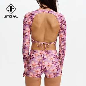 Traje de Baño de Dos Piezas con Estampado Hawaiano Personalizado OEM, Espalda Descubierta y Manga Larga - Traje de Baño de Nailon y Elastano Reciclado de Alta Calidad - Product Image 3