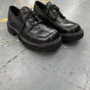 รองเท้าหนังแท้ผู้ชายแบบผูกเชือก ดีไซน์ทันสมัย สำหรับใส่ทำงานและโอกาสทางการทางธุรกิจ - Product Image 3
