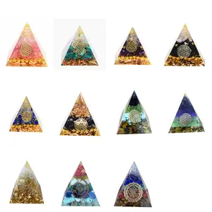 האורגון פירמידת שבעה צ 'אקרה אבנים סיטונאי אבן orgonite פירמידת מדיטציה שבעה צ' אקרה חן