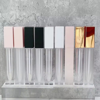 Vente en gros de tubes de brillant à lèvres carrés vides en plastique givré rose clair mignons avec logo personnalisé