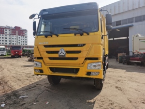 Camión Volquete Usado HOWO de 25 Toneladas, 6x4 8x4, 371 CV con Motor Importado, 1 Año de Garantía, en Venta - Product Image 2