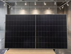 Panneaux solaires monocristallins HJT 730W avec double vitrage bifacial à Rotterdam, prêts pour livraison directe. - Product Image 1