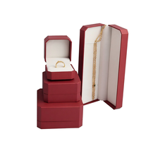Boîte à bijoux octogonale en papier rouge avec doublure en velours, logo personnalisé, faible MOQ, emballage cadeau en gros pour bagues, bracelets, colliers