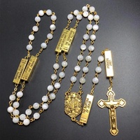 Collier religieux élégant en coquillage et nacre, avec centre Fatima, connecteur Cinq Mystères et métaux dorés antiques