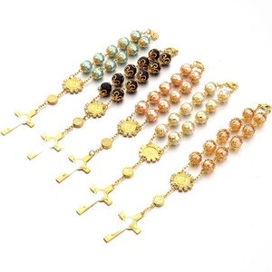 Pulsera de Perlas de Vidrio de 10 mm con Medalla de Nuestra Señora y Centro de Diamantes de Imitación de San Benito, Regalo para Bautizo y Comunión - Product Image 6