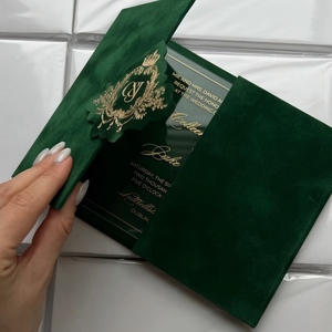 Invitation de <span class=keywords><strong>mariage</strong></span> de luxe en velours vert émeraude <span class=keywords><strong>avec</strong></span> monogramme en feuille d'or, coffret rigide en acrylique pour événements royaux - Product Image 2