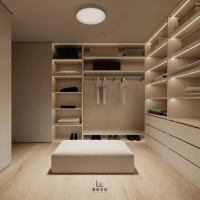 Système de dressing moderne et minimaliste blanc pour couloir, avec étagères ouvertes et tiroirs, idéal pour appartements de luxe aux États-Unis