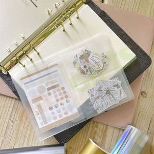 Reliure personnalisée A5A6A7 en <span class=keywords><strong>plastique</strong></span> givré transparent, <span class=keywords><strong>pochette</strong></span> à chargement par le haut à 4 poches, fente pour carte en PVC pour planificateur - Product Image 3