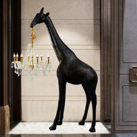 Grande sculpture artistique de girafe, ornement animalier, lampe sur pied design pour hôtel, salle d'exposition, hall, centre commercial ou bureau de vente