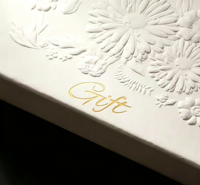 Boîte d'emballage cosmétique haut de gamme avec gaufrage floral en relief, boîte cadeau de beauté à fermeture magnétique avec logo en feuille d'or, boîte cadeau perlée, Boîte Cadeau