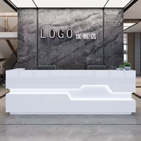 Bureau de réception moderne extensible de luxe blanc pour 2 personnes avec plastique PETG pour usage commercial (bureau, hôtel et centre commercial) Marque ST