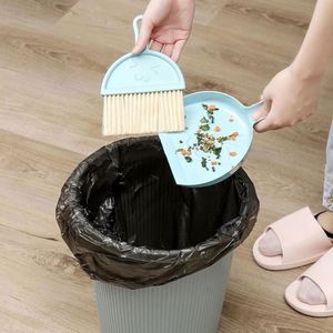 Juego de recogedor y cepillo pequeños con diseño de cara linda, mini escoba portátil para escritorio, mostrador, eliminación de pelo de mascotas y migas - Product Image 1