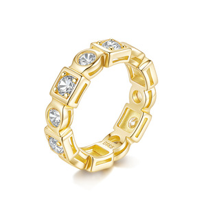 Anillo de Eternidad Geométrico de Oro Amarillo con Moissanita, Engaste de Bisel, Corte Brillante Redondo, Joyería Clásica Unisex para Boda - Product Image 1
