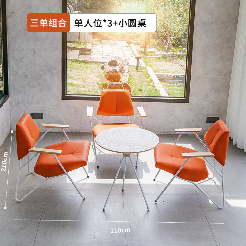 Une table et trois chaises [orange vif]