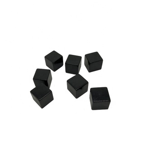 Vente en gros de <span class=keywords><strong>dés</strong></span> noirs acryliques de 24mm à 6 <span class=keywords><strong>faces</strong></span> avec coin carré <span class=keywords><strong>dés</strong></span> de jeu de société standard personnalisé à gravure à six <span class=keywords><strong>faces</strong></span> - Product Image 6