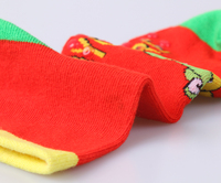 Logo personnalisé OEM Chaussettes de sport en PVC avec poignée en silicone pour l'intérieur Chaussettes de parc pour trampoline tricotées jacquard antidérapantes pour le saut et le yoga