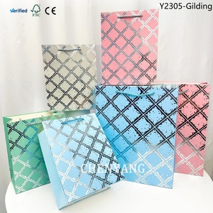 Sacs de courses en carton <span class=keywords><strong>ivoire</strong></span> gaufré de luxe, écologiques, avec ruban doré artistique de qualité supérieure et fermeture magnétique, logo personnalisé pour hommes - Product Image 1