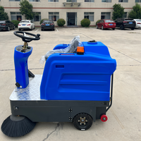 Machine de balayage industrielle compacte et portable avec grande poubelle pour les opérations de nettoyage extérieur continu