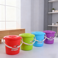 Seau en plastique PP personnalisé avec poignée, idéal pour une utilisation comme seau à glace en plastique.