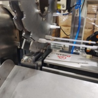 Machine de pose de tubes pour pompes à lotion avec insert de buse à vapeur fine de luxe et de précision ultra-élevée