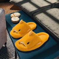 Vente chaude mignon dessin animé requin intérieur en peluche pour pantoufles antidérapant coton bout ouvert EVA hiver massage pour pantoufles pour hommes