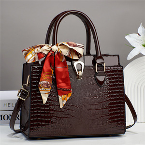 Sac fourre-tout pour femme, motif <span class=keywords><strong>crocodile</strong></span> embossé, grande capacité, tendance, polyvalent, décoration avec écharpe en soie, forme carrée de haute qualité - Product Image 3