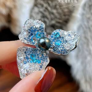 Broche Trèfle Bleu Klein avec Perle de Tahiti, Accessoire de Luxe Haut de Gamme pour Poitrine, Vente en Gros et au Détail, Motif Numérique - Product Image 5