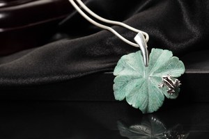 Colgante de Rana con Hoja de Fuchsite Verde Hecho a Mano - Product Image 6