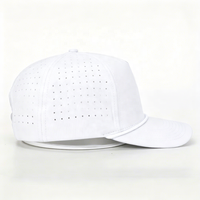 Casquette Snapback à 6 panneaux perforée à visière plate avec logo en caoutchouc personnalisé, en polyester, réglable, pour le sport et l'extérieur au quotidien