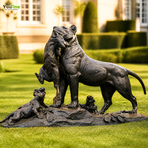 Scultura in Bronzo di Leonessa a Grandezza Naturale con Scena di Caccia, Cinghiale Prede e Cuccioli per Decorazione di Giardini, Ville e Tenute - Product Image 1